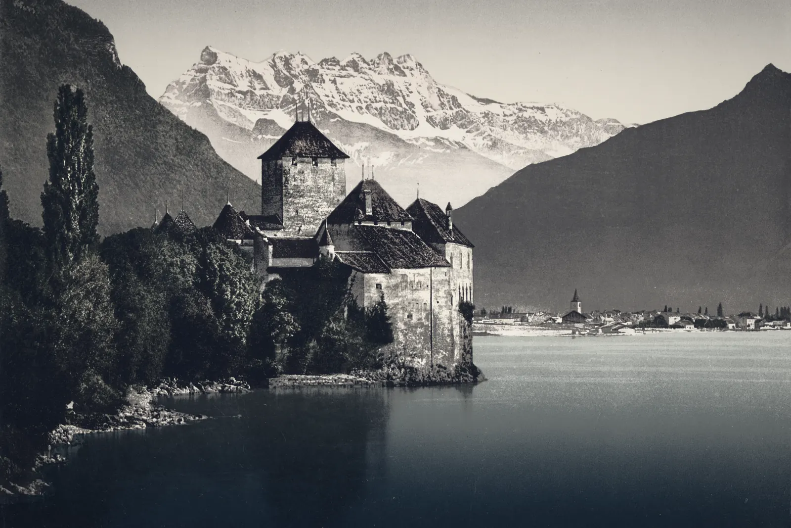 A lakeside castle beneath the Dents du Midi